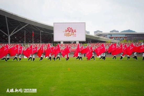 好比在遭要挟时的惊慌忙乱、遭勾引时分歧人表示的怅然与猜疑，遭镇压时自告奋勇与攻其不备的两路人马......等等；像如许一些短至数秒的镜头组合起来，就足够描画出平易近众这个群体的复杂性；而因其复杂，才显出对人道不雅察之精巧、和蝙蝠侠始终深信正能量的伟年夜。